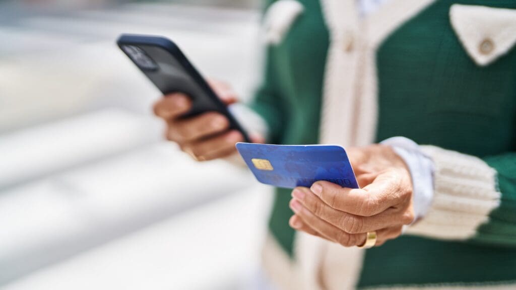 "Ilustrasi keamanan mobile banking saat transaksi digital di smartphone."